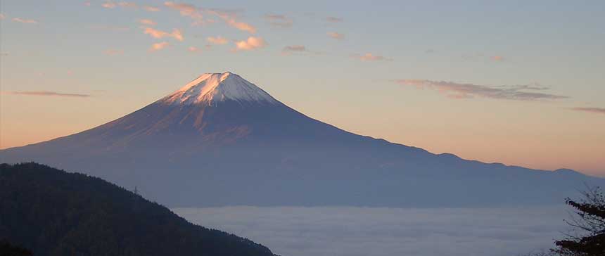 山梨県南都留郡富士河口湖町 御坂峠からの雲海と富士山